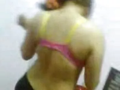 الوافد الجديد اللطيف يخلع سراويل داخلية موقع سكس مترجمه ويلمس البظر بهزاز