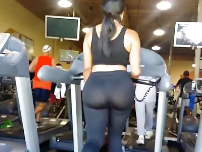 فاتنة روسية مع وشم على بطنها يبدأ كل صباح بالجنس