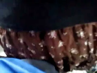 طفلان مواقع افلام اباحيه مترجمه يلعبان مع بعضهما البعض بينما يقوم بعمله
