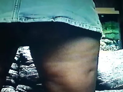 امرأة  سمراء محبرة تقفز بكل سرور على قضيب BF أمام الكاميرا