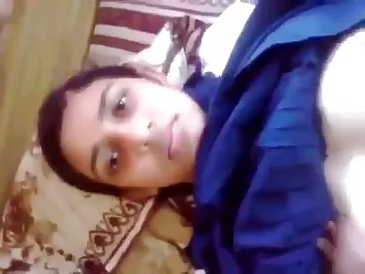 سكرتير أحمر  الشعر ينحني على مكتب الرئيس لاستلام أنفه