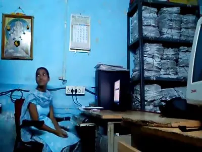 الرجل يمسك يدي الكلبة المقيدتين بينما صديقها اكبر موقع سكس اجنبي مترجم يمارس الجنس معها