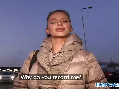 فتاة في سن المراهقة تحصل على خوخها الخالي من الشعر الذي اخترقته الأداة الضخمة احدث موقع افلام سكس