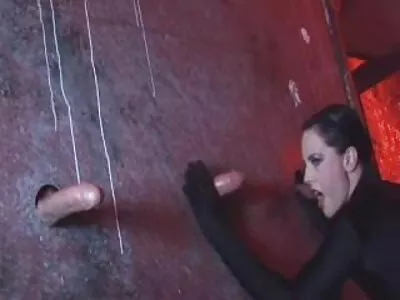 إنها تعشق الاختناق على اشهر مواقع السكس المترجم شيلونج شريكها وركوبه في البرية