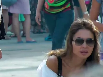 تتأهل فتاة آسيوية Reira Aisaki تستعرض  منحنياتها المثيرة
