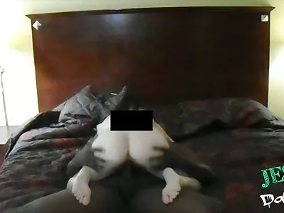 في عيد ميلاد فتاة جميلة تحصل على فرصة لممارسة الحب  مع صديق