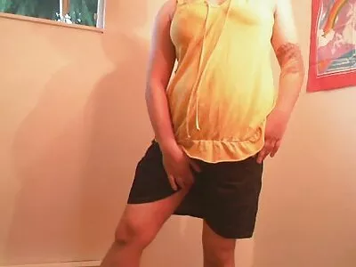 الرجل يمارس الجنس مع امرأة سمراء مثيرة ملائكية مع صديق