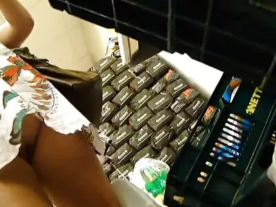 امرأة سمراء يابانية خجولة تحصل على بوسها المشعر موقع سحاق مترجم مثارًا ويفرك