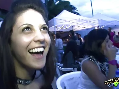 يحب مواقع سكس امهات كولين الجذابة ممارسة العادة السرية أثناء مشاهدة الإباحية السحاقية