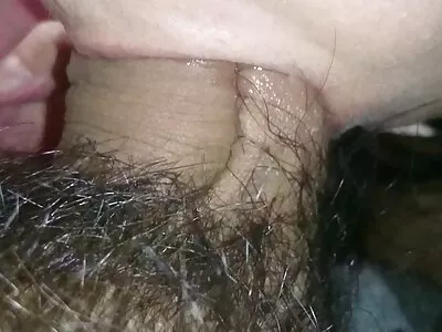 جبهة مورو ذات الشعر المجعد تنزل على ركبتيها ، مما موقع xxx مترجم يسعد الديك الكثيف والطويل