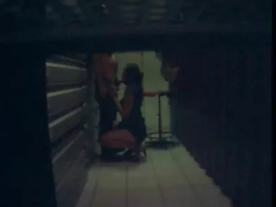 فاتنة شقراء جميلة تمتص ديك في الغابة من أجل المال