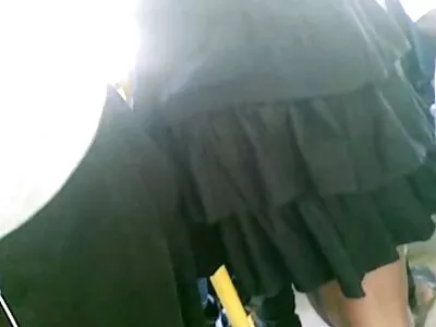 يقدم  الرجل بعض المال للسيدة المجهولة من أجل اللسان السريع