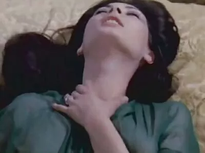 بعد فصل الصالة الرياضية ، تكون الفتاة ذات تدفئة الساق الزرقاء في  مزاج لممارسة الجنس