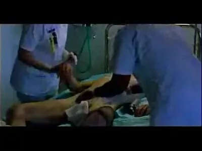 فتاة ترتدي قميصًا أبيض وشورتًا موقع سكس امهات مترجم ملونًا تنفخ ديك أخيها