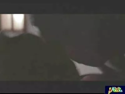 ستيف هولمز مواقع افلام سكس مترجم جديد يقرع كينا جيمس ويصبعه على الأريكة البيضاء
