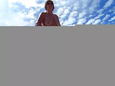 الفتاة الحلوة ماريا تفرك كرزها في موقع سكس احترافي الفناء