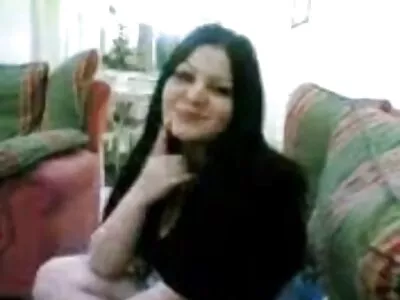 امرأة سمراء مع ضخمة الثدي يجري مارس الجنس حلمة الثدي قبل  ممارسة الجنس