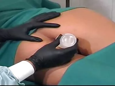 جذابون في سن المراهقة الساحرة لديهم الثلاثي  المكثف مع الرجل