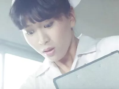 الفم الكبير wwwسكس مترجم والبطيخ الهائل من المغنية يغري الرجل بممارسة الجنس معها