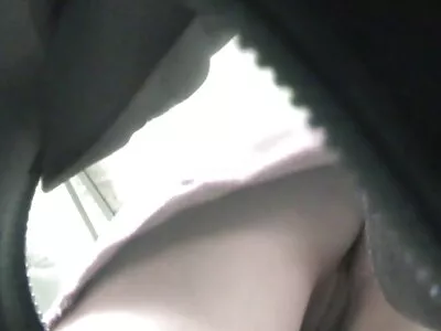 طفلان صغيران يشاركان في لعبة رباعية بأسلوب POV