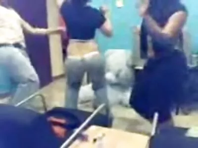 أحمر الشعر مثير  مع بشرة شاحبة يستمني على كونترتوب المطبخ