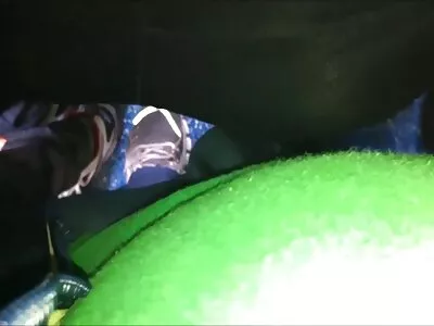 الصبي يشعر بالحرج من  أخته الوقحة لكنه لا يزال يمتلك مؤخرتها