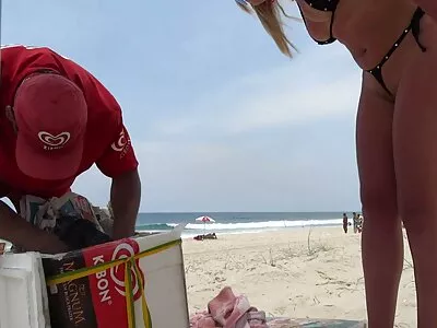 صديقة  الزنجبيل في التعرض للتخوزق على أنف رجلها الطويل