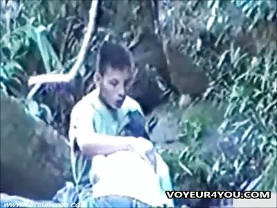 الخادمة ذات الكعب العالي هي  وحدها في المنزل لذا لا يمكن لأحد أن يمنعها من تجريدها